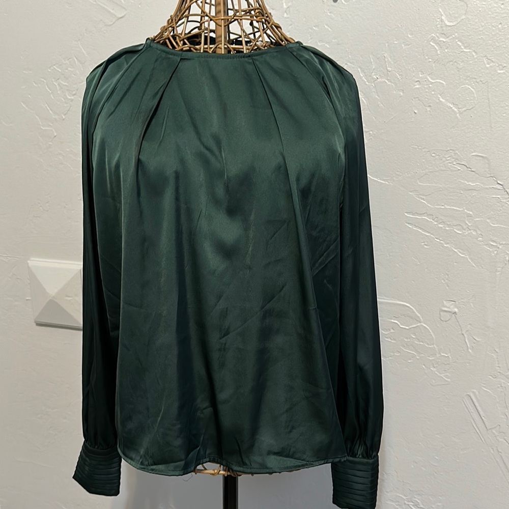 Mine Elegant Green Women's Top. Long sleeve. Size Small. Button cuffs